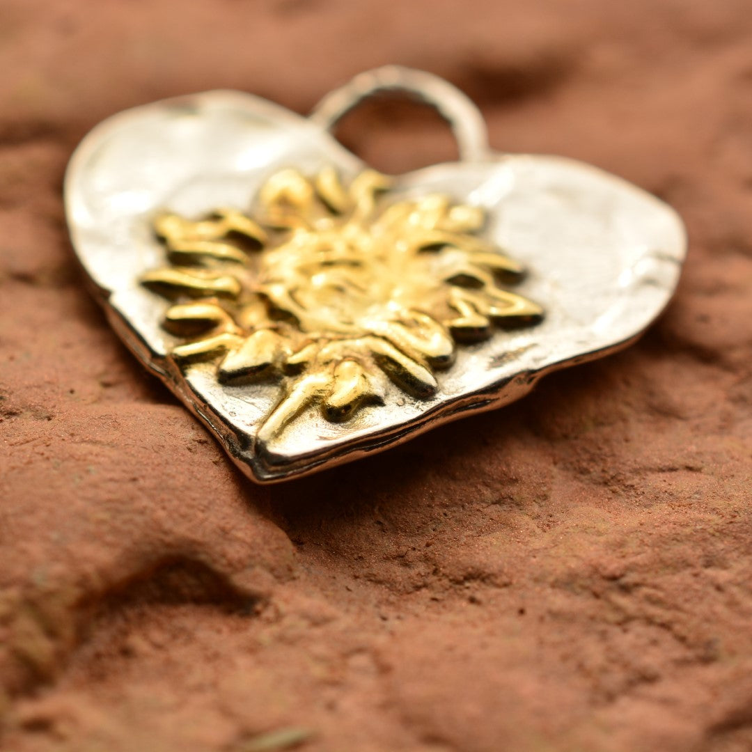 Сребърен медальон 925 „Сърце със слънчоглед“ | Ръчно изработено бижу с позлатени акценти | Бохо – Рустик – Скулптурно бижу | ArtDiva