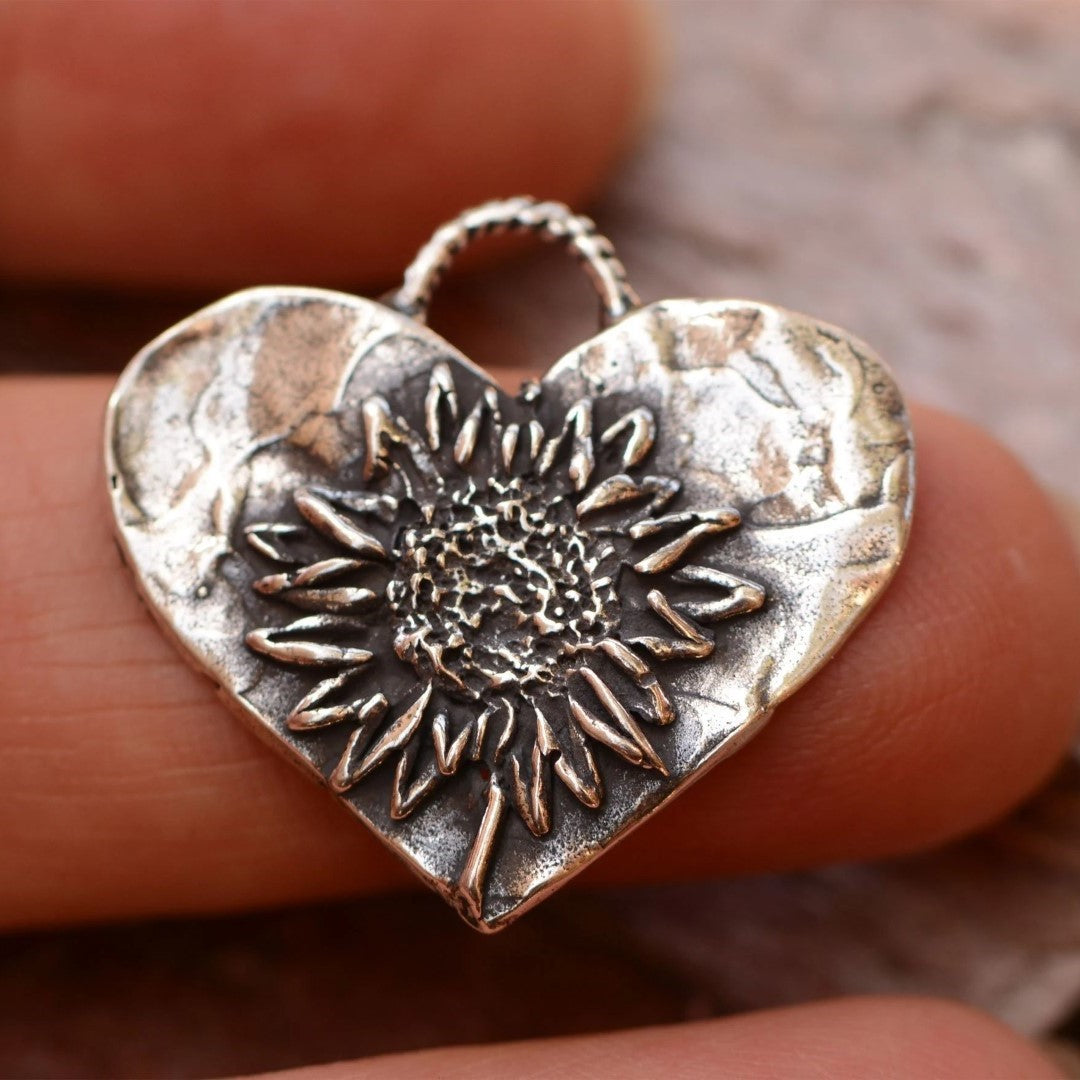 Сребърно бижу 925 – любовен медальон „Сърце с Слънчоглед“, талисман за обич и нежност, бохо стил, ръчна изработка ArtDiva