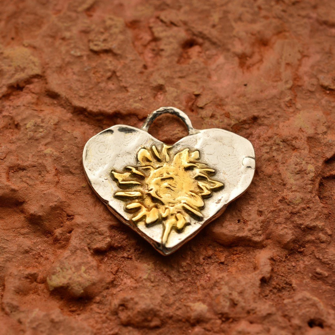 Сребърен медальон 925 „Сърце със слънчоглед“ | Ръчно изработено бижу с позлатени акценти | Бохо – Рустик – Скулптурно бижу | ArtDiva