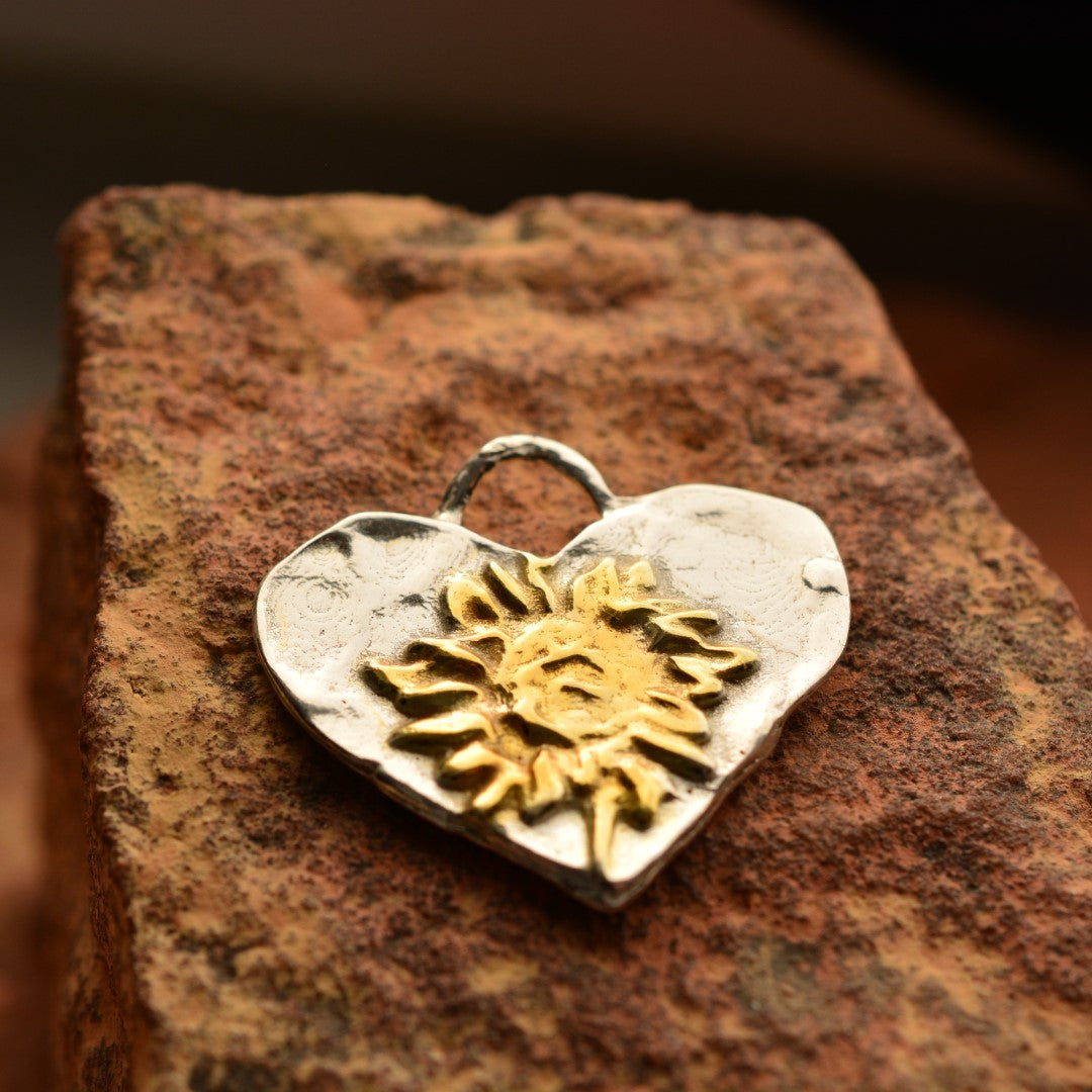Сребърен медальон 925 „Сърце със слънчоглед“ | Ръчно изработено бижу с позлатени акценти | Бохо – Рустик – Скулптурно бижу | ArtDiva