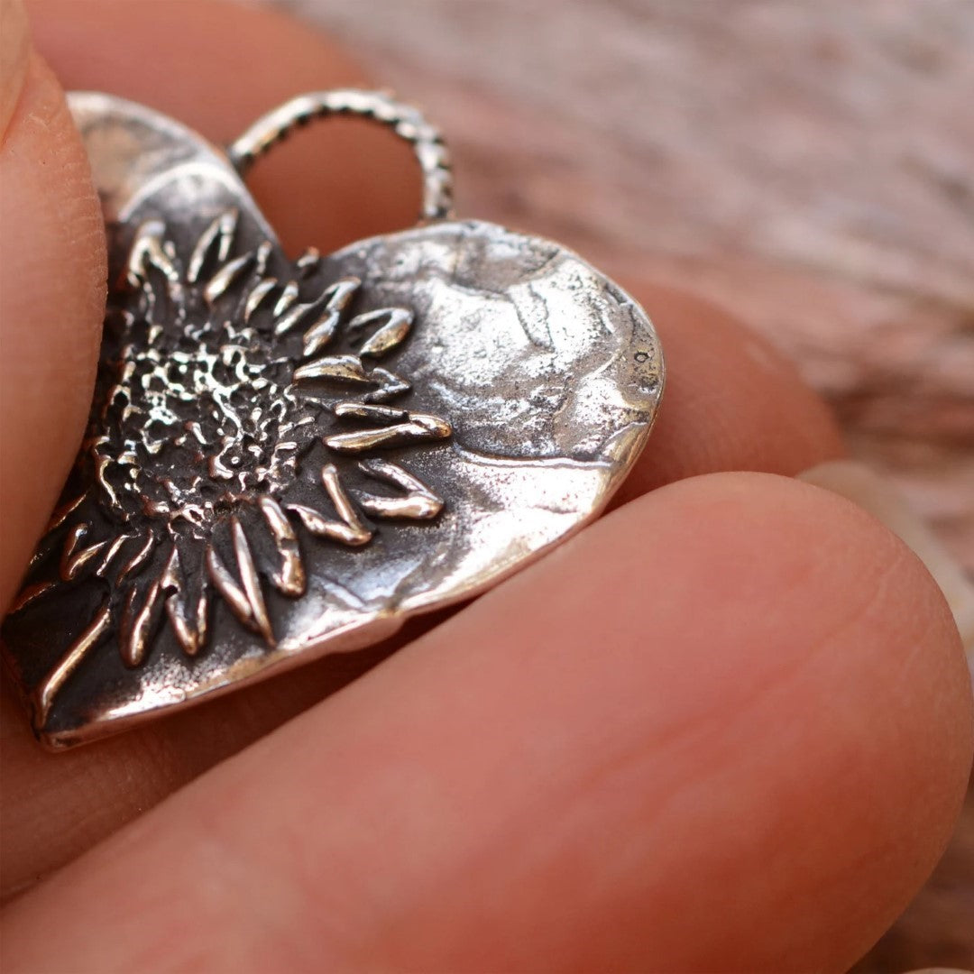 Сребърно бижу 925 – любовен медальон „Сърце с Слънчоглед“, талисман за обич и нежност, бохо стил, ръчна изработка ArtDiva