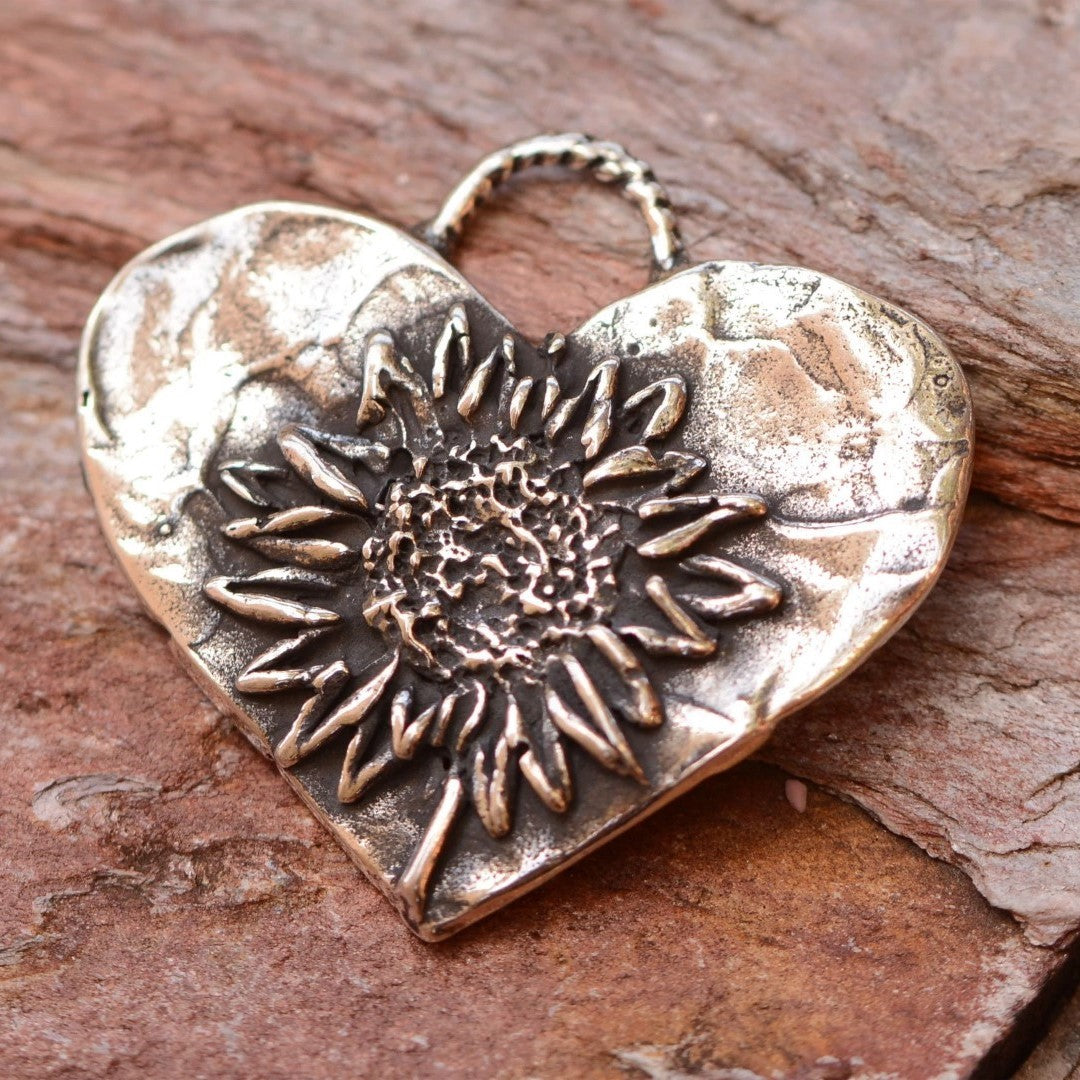 Сребърно бижу 925 – любовен медальон „Сърце с Слънчоглед“, талисман за обич и нежност, бохо стил, ръчна изработка ArtDiva