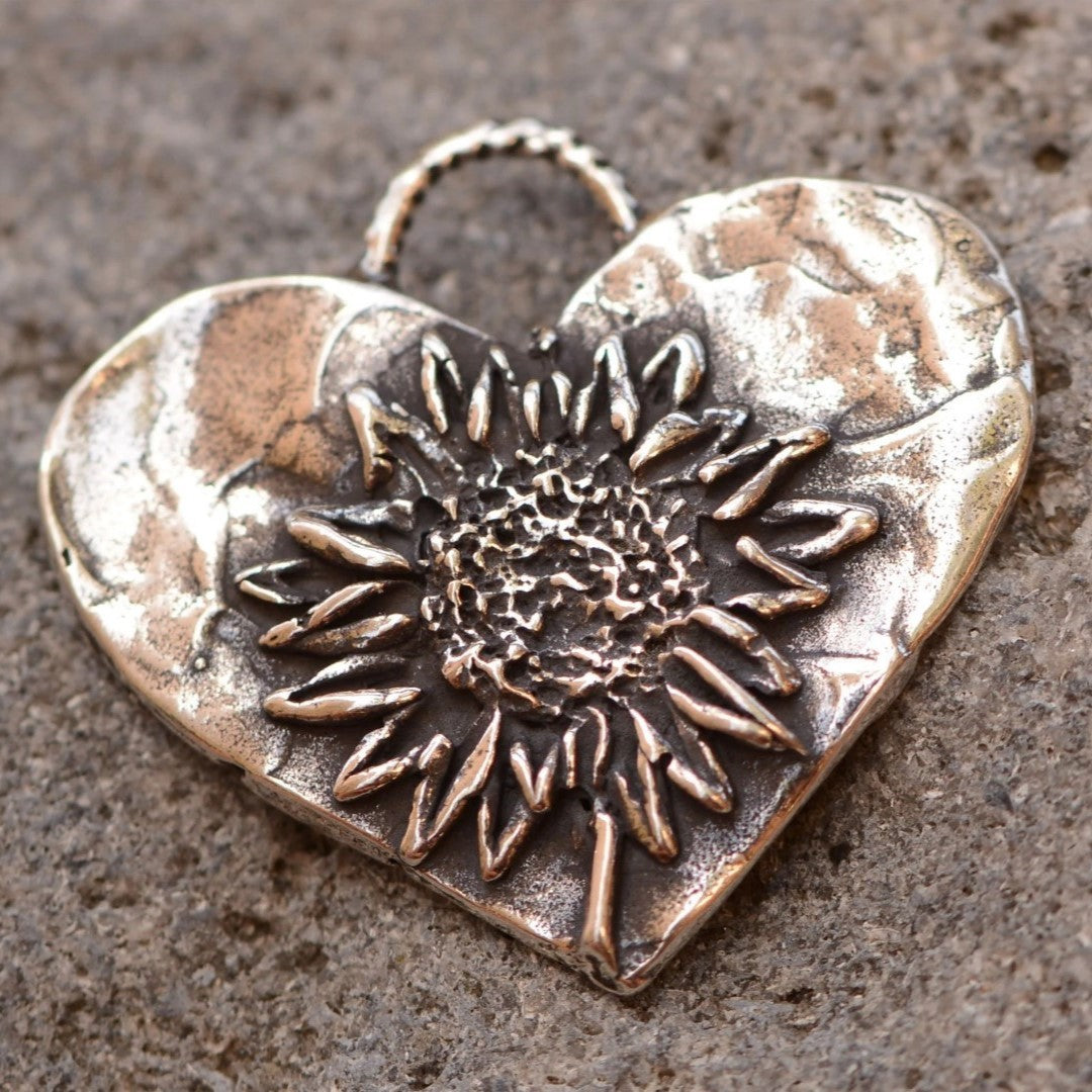 Сребърно бижу 925 – любовен медальон „Сърце с Слънчоглед“, талисман за обич и нежност, бохо стил, ръчна изработка ArtDiva