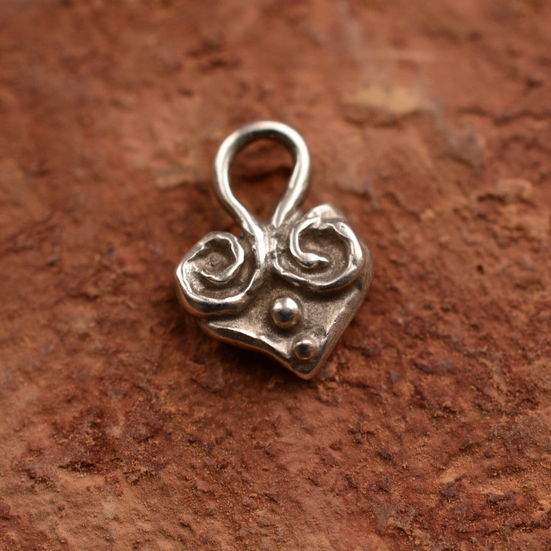 Сребърен медальон 925 сърце – талисман за любов, скулптурни бижута, бохо стил, ръчна изработка, подходящ подарък за майка, дъщеря или приятелка Арт Дива