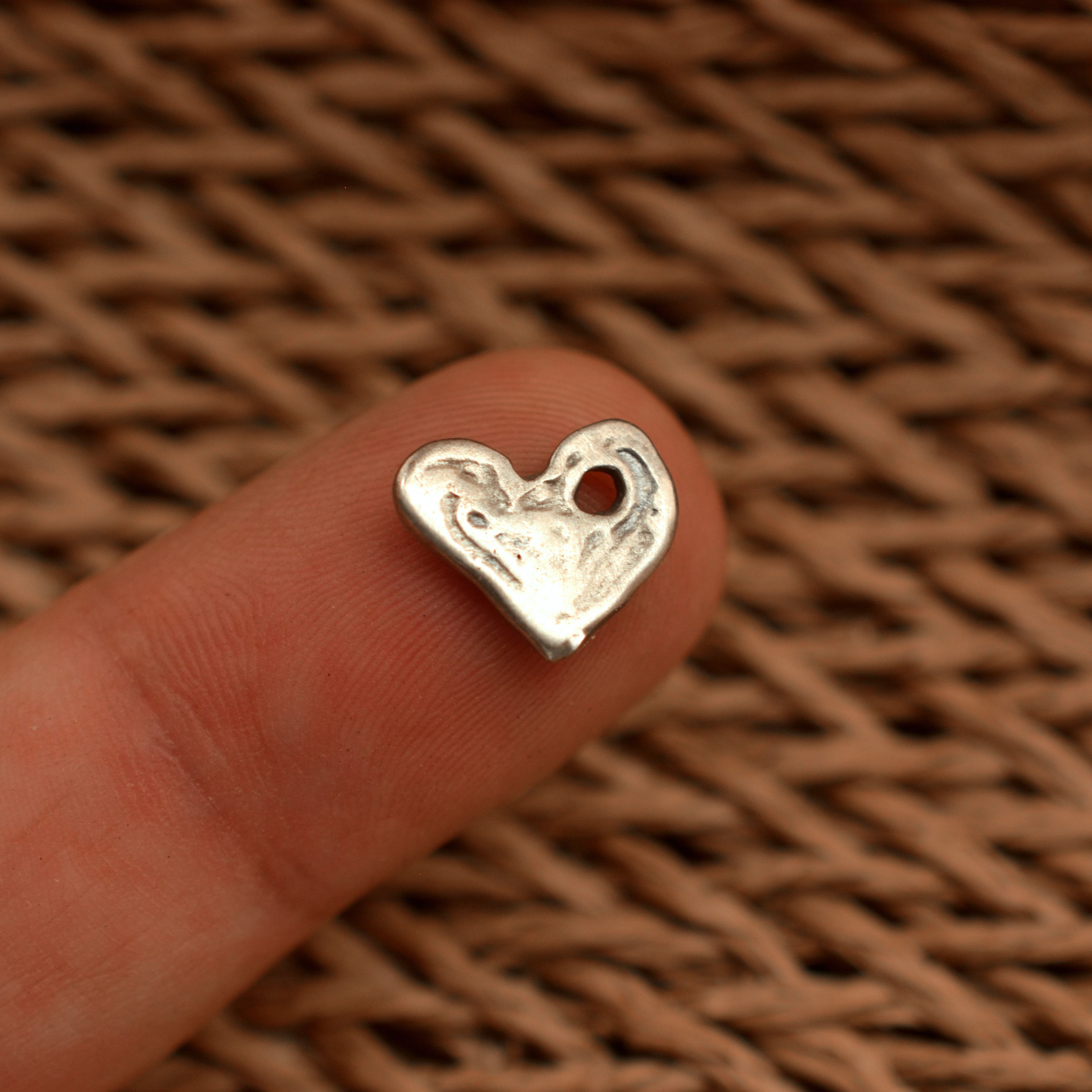 Сребърен медальон 925 сърце – талисман за любов и свързаност, ръчна изработка в бохо и рустик стил | Арт Дива