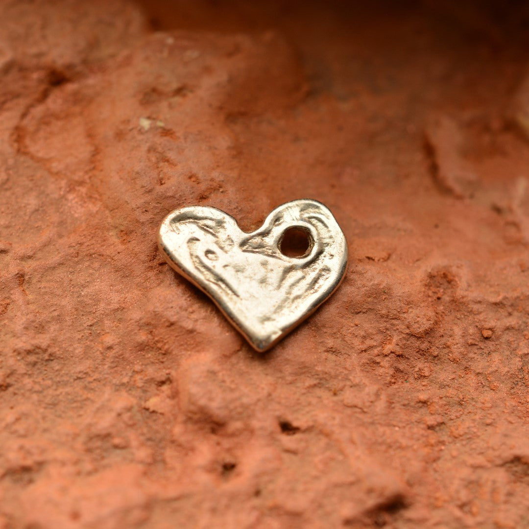 Сребърен медальон 925 сърце – талисман за любов и свързаност, ръчна изработка в бохо и рустик стил | Арт Дива