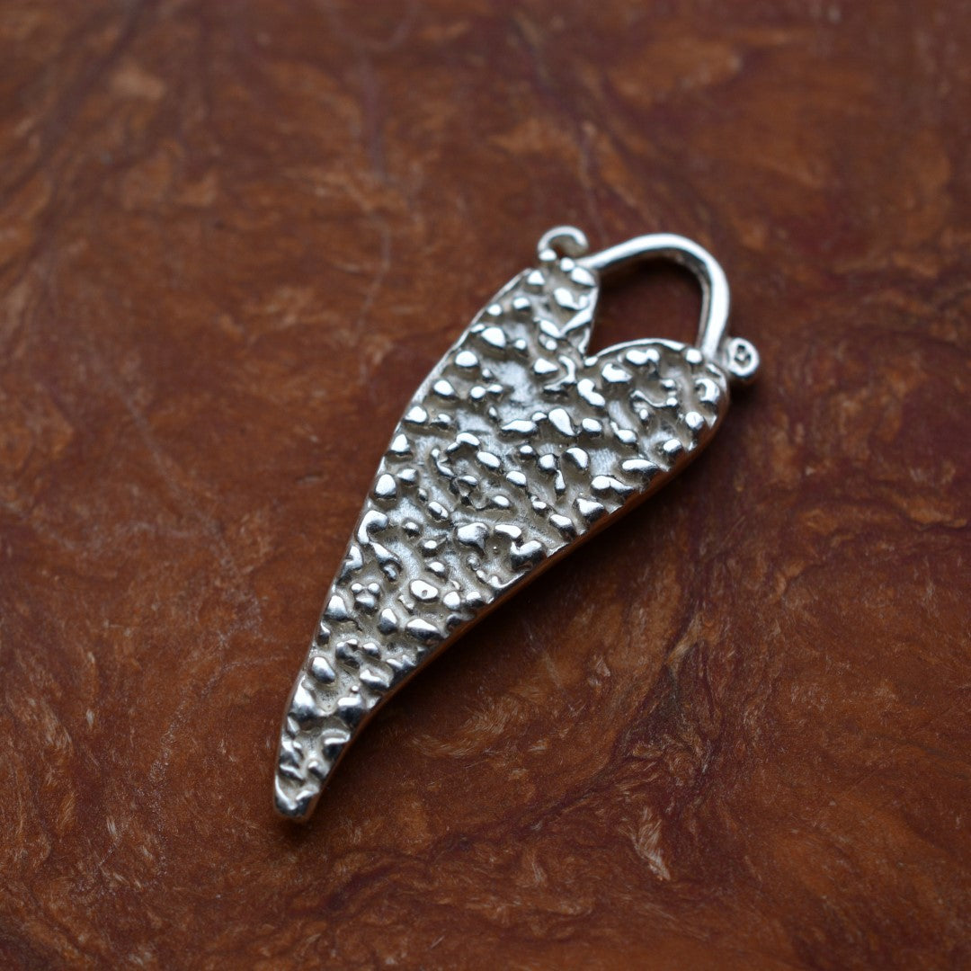 Сребърен медальон 925 „Сърце“ | Талисман на любов и емоция | Ръчно изработено бижу от ArtDiva | Бохо – Рустик – Скулптурно бижу