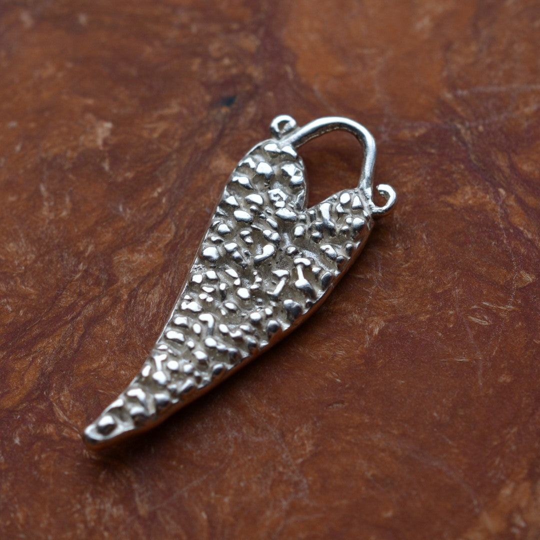 Сребърен медальон 925 „Сърце“ – ръчно изработен талисман на любов и емоция, бохо-рустик скулптурно бижу от ArtDiva с органична текстура.