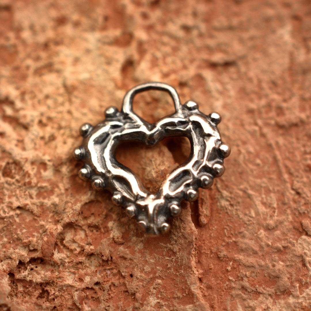Сребърно бижу 925 – медальон „Утринна Любов“, отворено Сърце с капчици роса, талисман за нежност и чиста обич, бохо стил, ръчна изработка Арт Дива