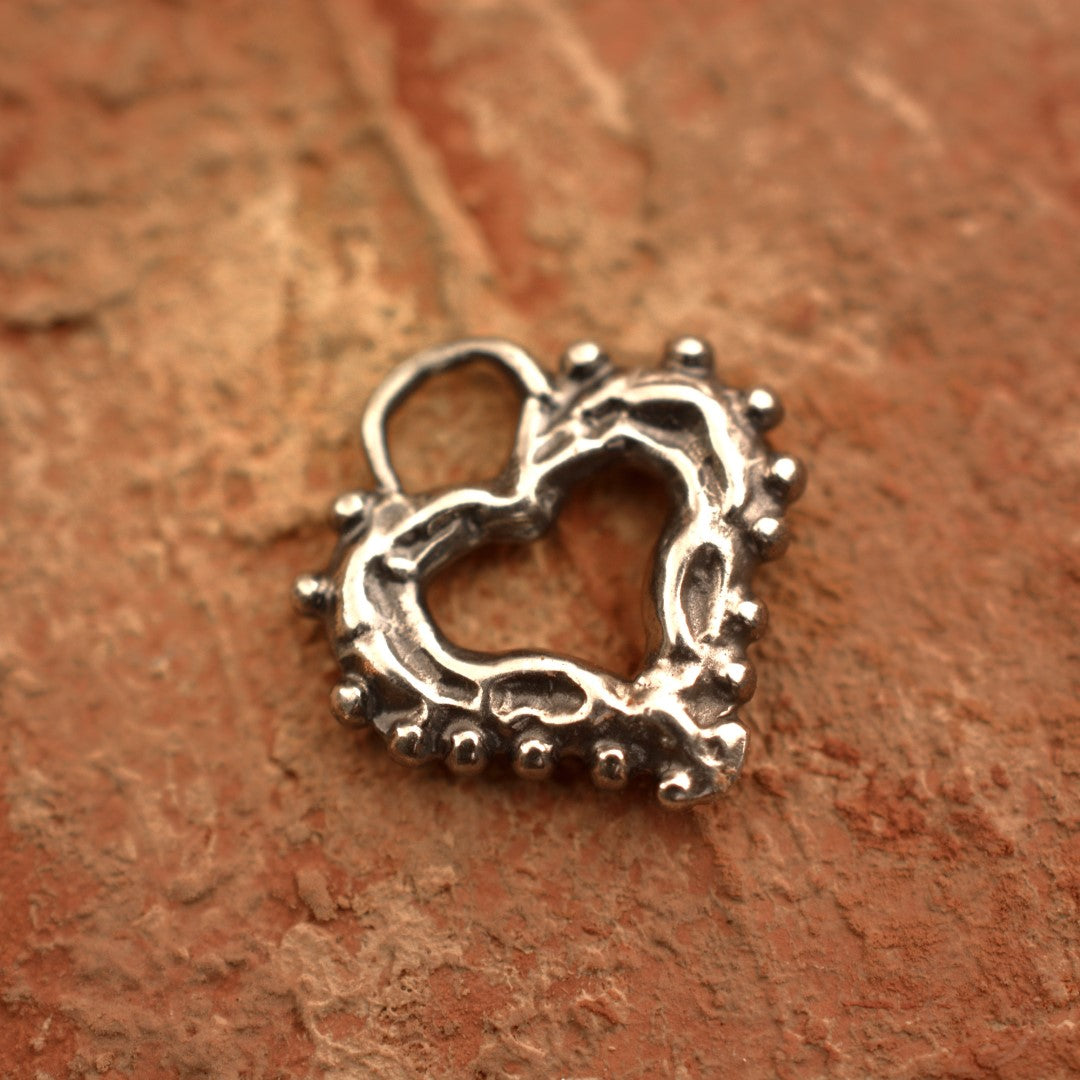 Сребърно бижу 925 – медальон „Утринна Любов“, отворено Сърце с капчици роса, талисман за нежност и чиста обич, бохо стил, ръчна изработка Арт Дива