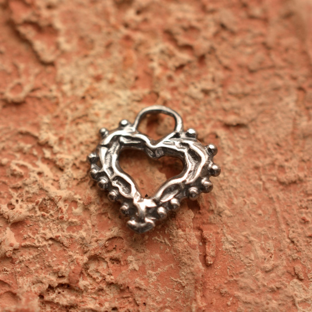 Сребърно бижу 925 – медальон „Утринна Любов“, отворено Сърце с капчици роса, талисман за нежност и чиста обич, бохо стил, ръчна изработка Арт Дива