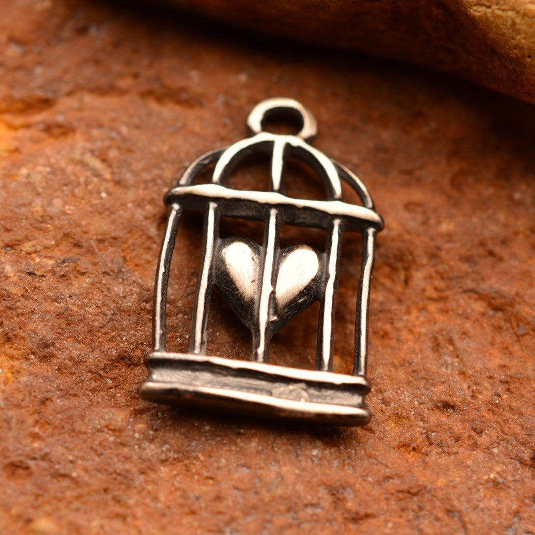Сребърен медальон 925 „Сърце в клетка“ – оксидирано покритие | Талисман на любовта и свободния дух | Амулет на чувствата и вътрешната сила | Бохо – Рустик – Скулптурни бижута | Арт Дива