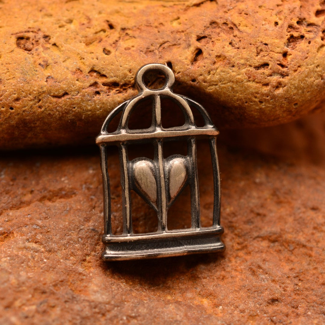 Сребърен медальон 925 „Сърце в клетка“ – оксидирано покритие | Талисман на любовта и свободния дух | Амулет на чувствата и вътрешната сила | Бохо – Рустик – Скулптурни бижута | Арт Дива