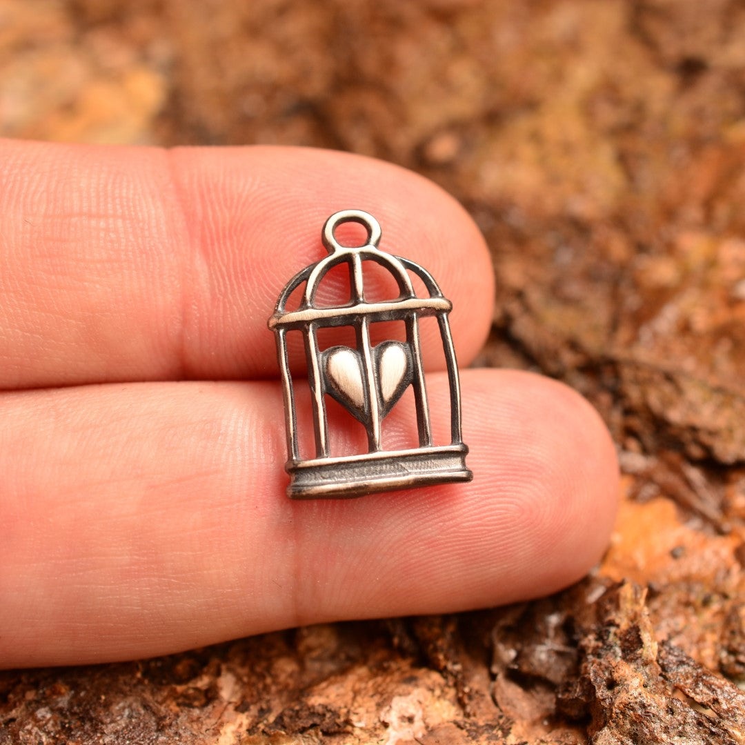 Сребърен медальон 925 „Сърце в клетка“ – оксидирано покритие | Талисман на любовта и свободния дух | Амулет на чувствата и вътрешната сила | Бохо – Рустик – Скулптурни бижута | Арт Дива