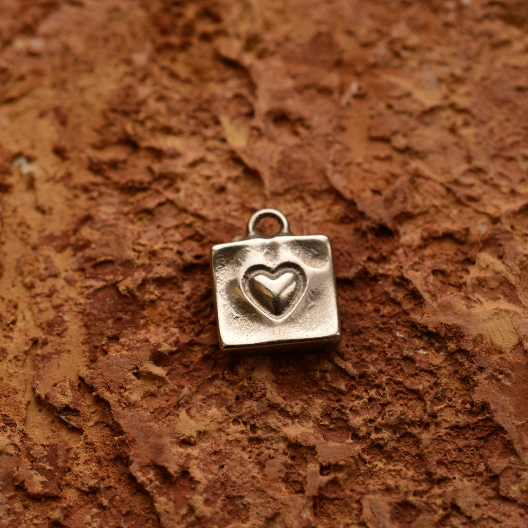 Сребърен медальон 925 „Сърце в квадрат“ – талисман за любов и обич | Art Diva – Ръчно изработено бохо рустик скулптурно бижу