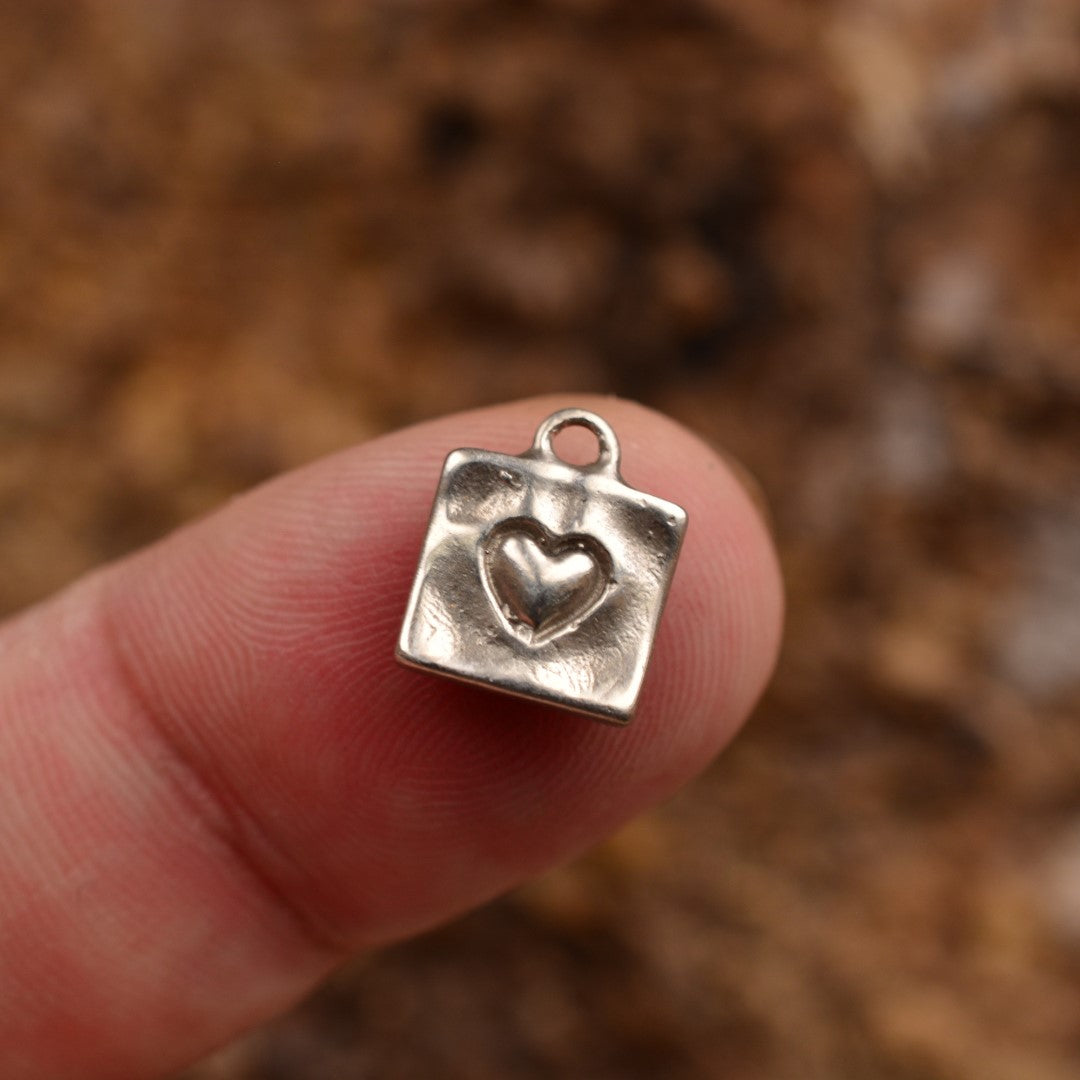 Сребърен медальон 925 „Сърце в квадрат“ – талисман за любов и обич | Art Diva – Ръчно изработено бохо рустик скулптурно бижу