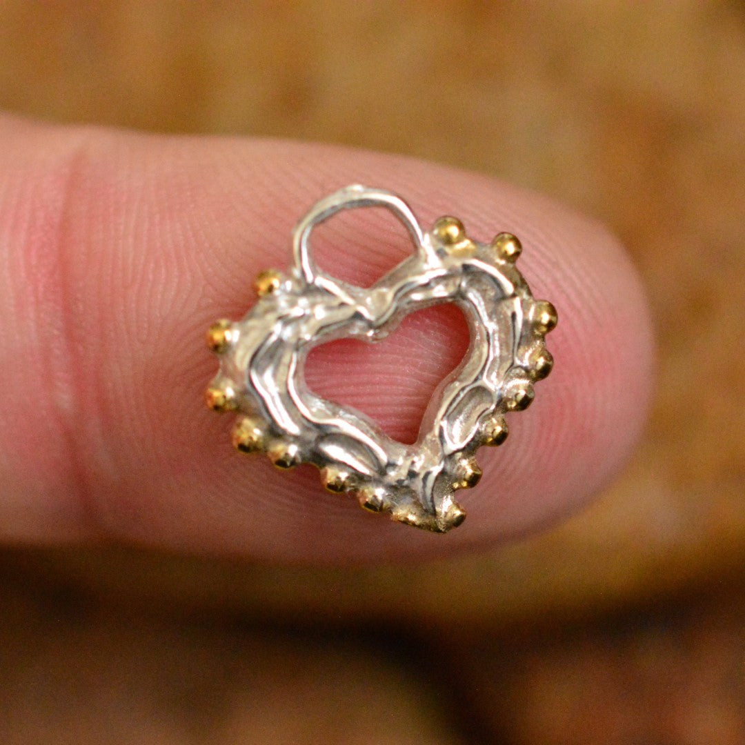 Сребърен медальон 925 „Утринна Любов“ със златни акценти – отворено сърце с капчици роса, талисман за нежност и чиста обич, ръчна изработка в бохо и рустик стил | Арт Дива