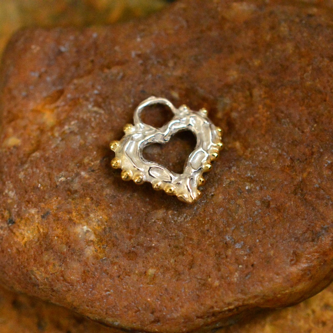 Сребърен медальон 925 „Утринна Любов“ със златни акценти – отворено сърце с капчици роса, талисман за нежност и чиста обич, ръчна изработка в бохо и рустик стил | Арт Дива