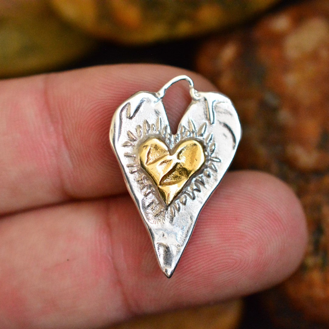 Сребърен медальон 925 сърце със златно сърце – талисман за любов и дълбока свързаност, ръчна изработка в бохо и рустик стил | Арт Дива