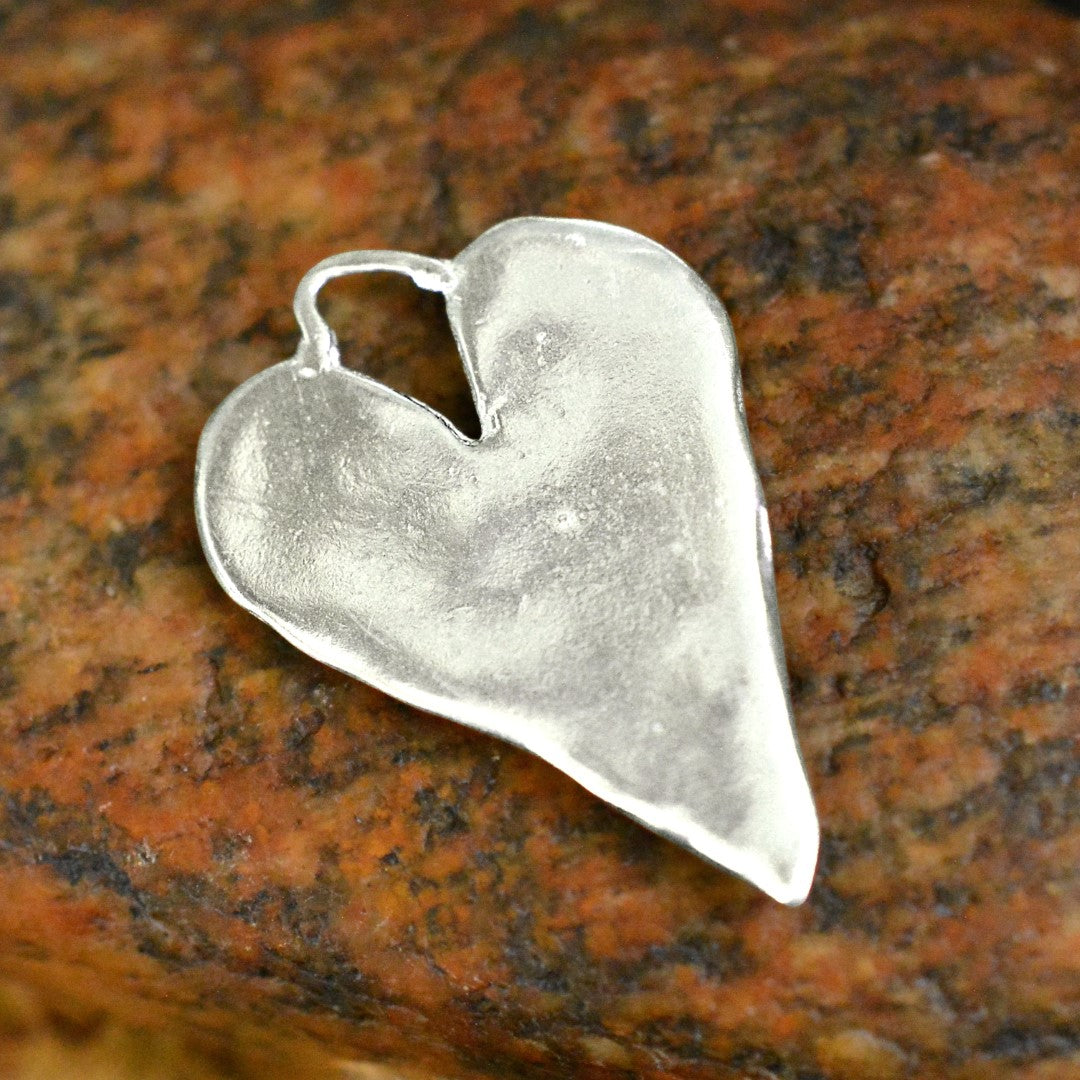 Сребърен медальон 925 сърце със златно сърце – талисман за любов и дълбока свързаност, ръчна изработка в бохо и рустик стил | Арт Дива