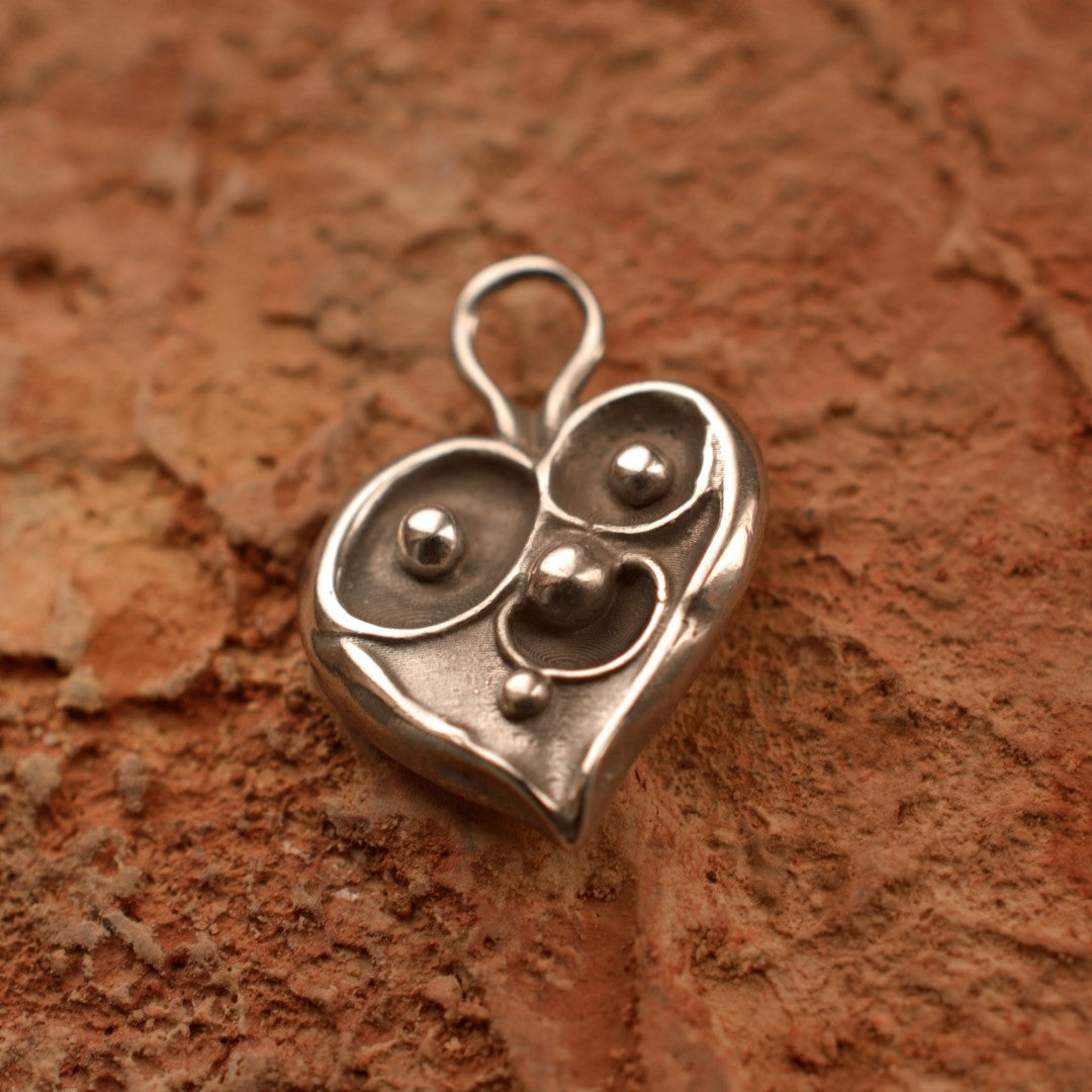 Сребърен медальон 925 „Семейно сърце“ | Талисман за любов, обич и семейна връзка | Бохо рустик скулптурно бижу от Art Diva