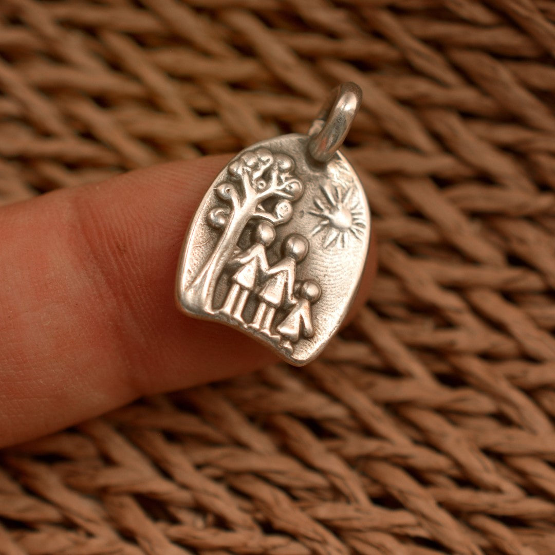 Сребърен медальон 925 „Семейство под слънцето“ | Символ на обич и закрила | Ръчна изработка | Бохо – Рюстик – Скулптурни Бижута | Арт Дива