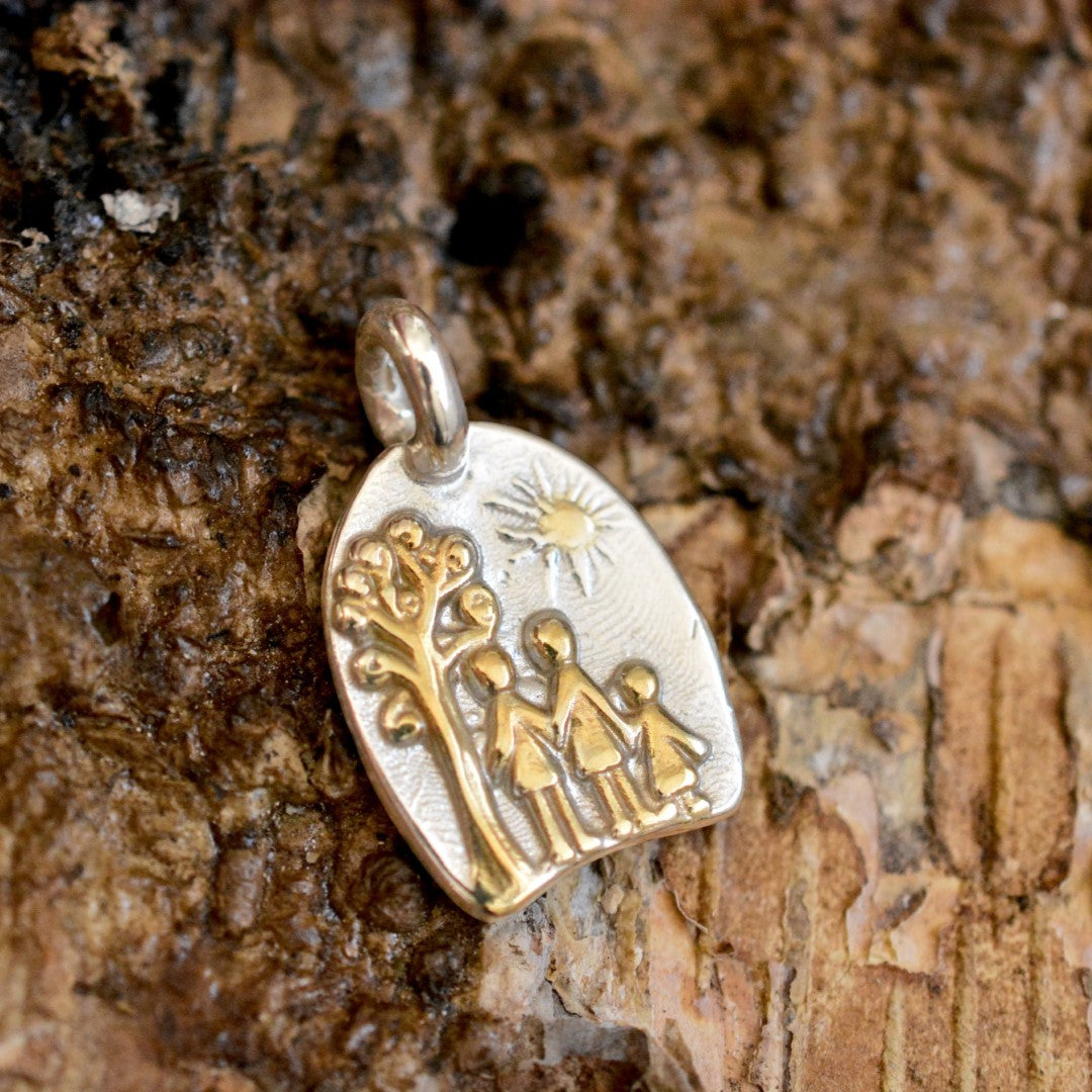 Сребърен медальон 925 „Семейство“ със златни акценти – талисман за обич, единство и закрила | Art Diva