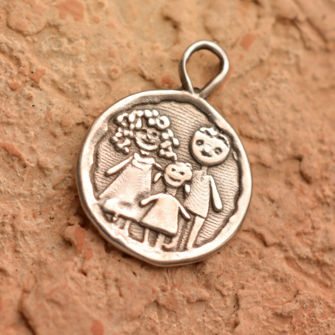 Сребърен медальон 925 „Семейство“ – ръчно изработен талисман за любов, връзка и семейна обич, бохо-рустик скулптурно бижу от Арт Дива, заснето върху топъл каменен фон.