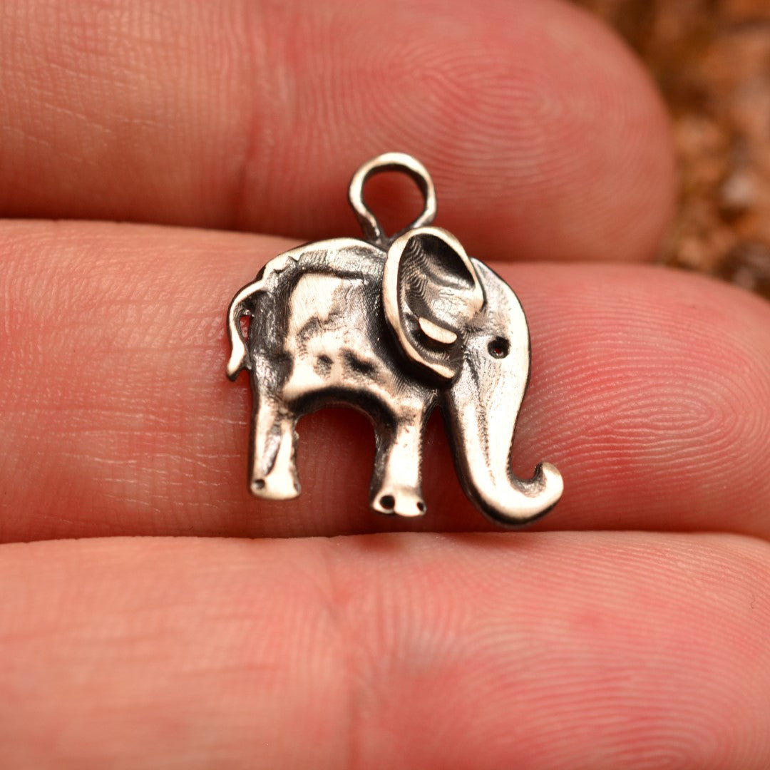 Сребърен медальон 925 „Малкият слон“ – талисман на късмета, мъдростта и закрилата | Оксидирано бохо – рустик скулптурно бижу | Арт Дива