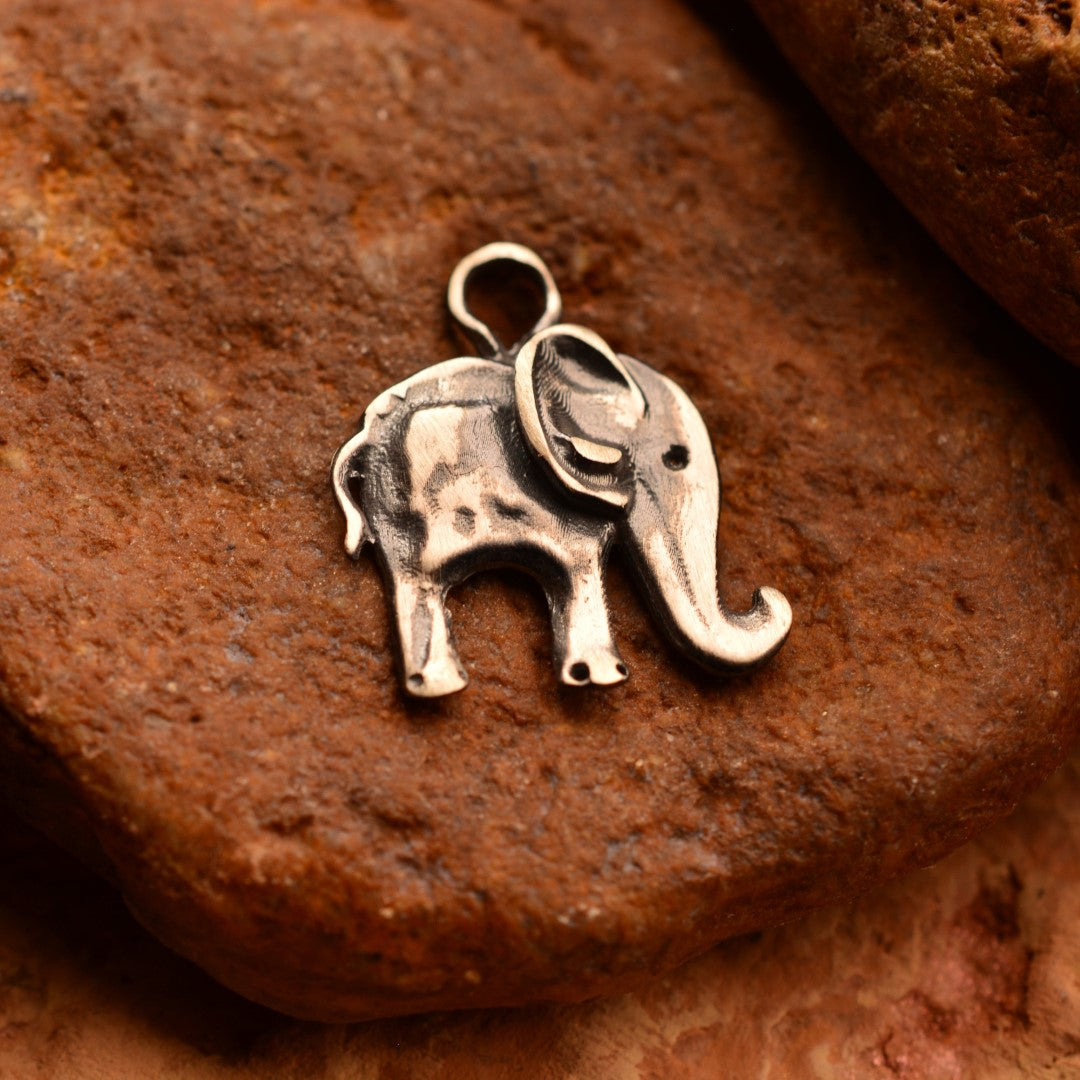 Сребърен медальон 925 „Малкият слон“ – талисман на късмета, мъдростта и закрилата | Оксидирано бохо – рустик скулптурно бижу | Арт Дива