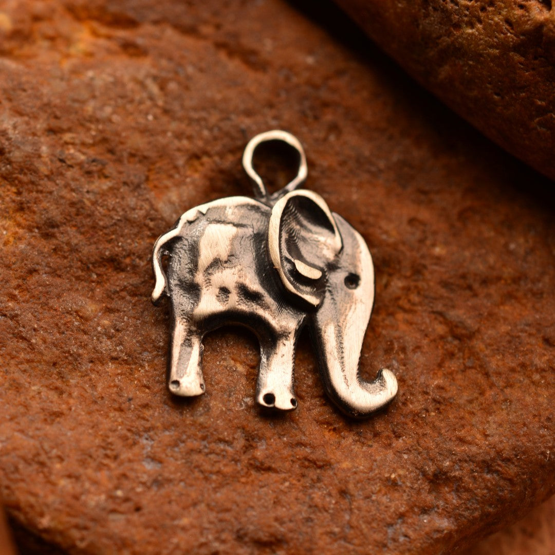 Сребърен медальон 925 „Малкият слон“ – талисман на късмета, мъдростта и закрилата | Оксидирано бохо – рустик скулптурно бижу | Арт Дива