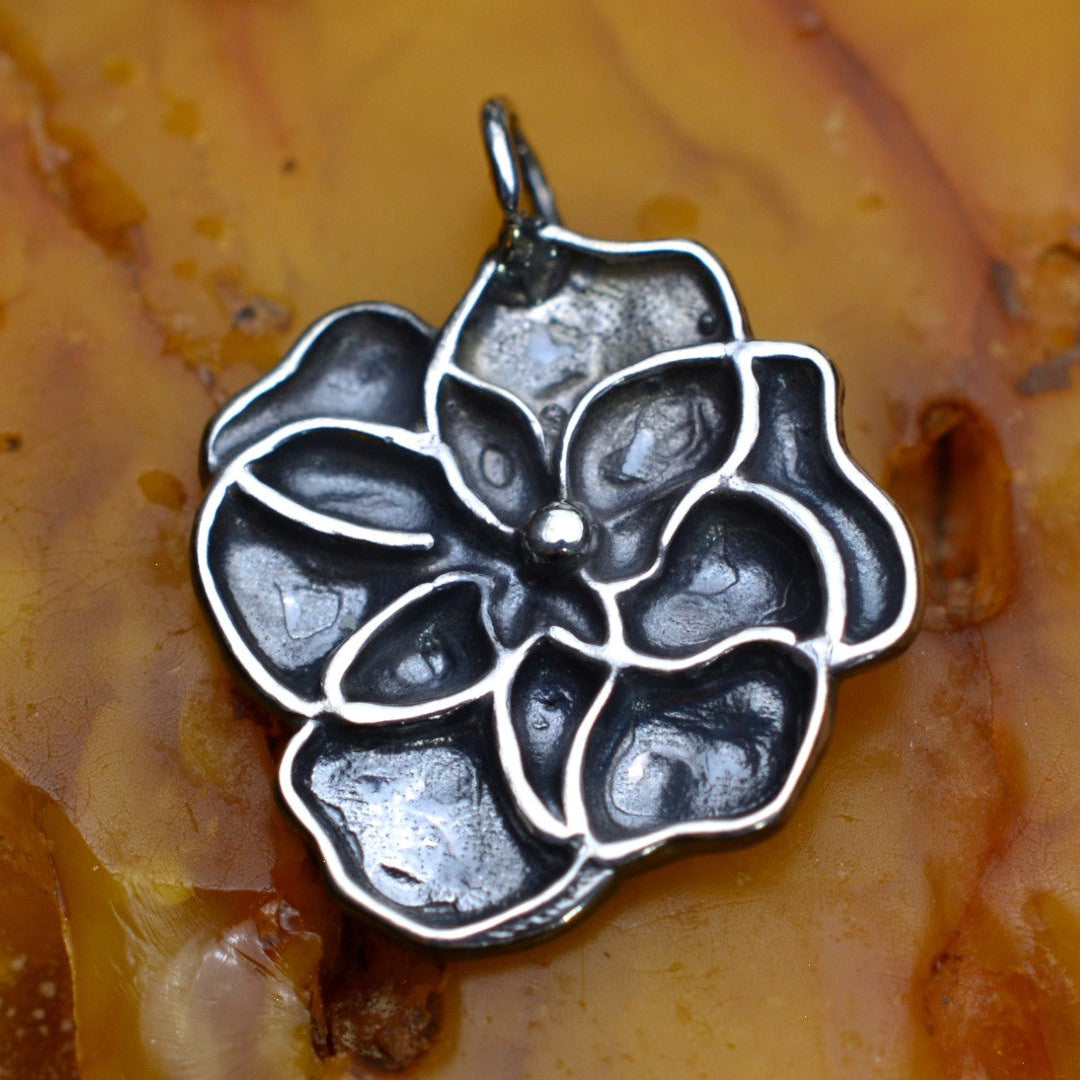 Сребърен медальон 925 „Теменужка“ – ръчно изработен талисман за нежност и вътрешна светлина | Бохо – Рустик – Скулптурно бижу | Арт Дива (частично оксидирано)