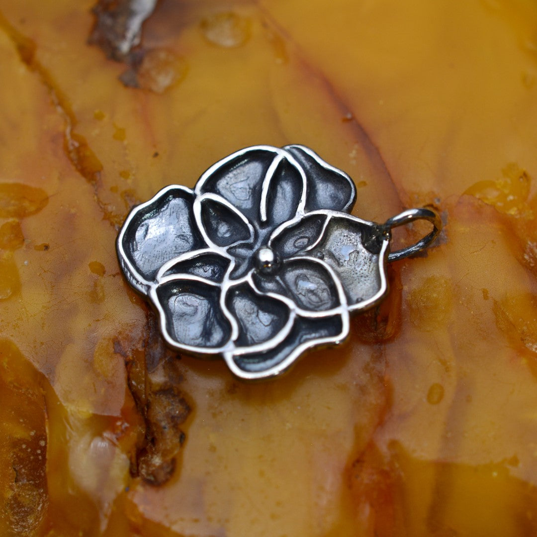 Сребърен медальон 925 „Теменужка“ – ръчно изработен талисман за нежност и вътрешна светлина | Бохо – Рустик – Скулптурно бижу | Арт Дива (частично оксидирано)