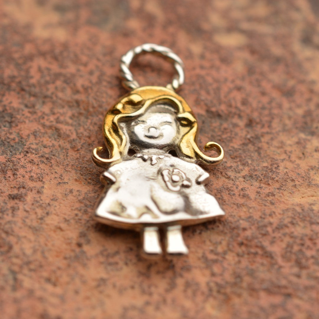 Сребърен медальон 925 „Усмихнато момиченце“ със златни акценти – ръчно изработен талисман на чистата обич и връзката между майка и дъщеря, бохо-рустик скулптурно бижу от Арт Дива, заснето върху каменен фон.