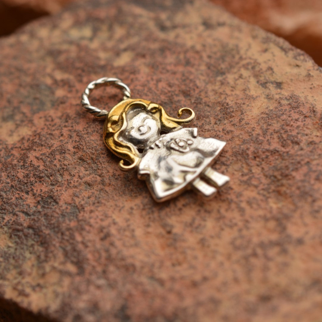 Усмихнато момиченце – сребърен медальон 925 със златни акценти | Талисман на чистата обич и спомените от детството | Амулет на радостта и връзката между майка и дъщеря | Бохо – Рустик – Скулптурни бижута | Арт Дива