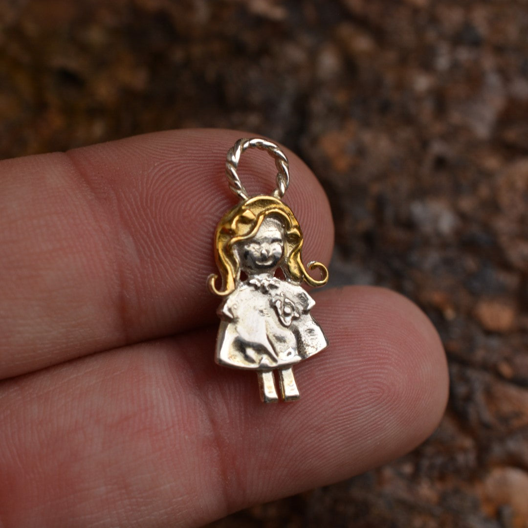 Усмихнато момиченце – сребърен медальон 925 със златни акценти | Талисман на чистата обич и спомените от детството | Амулет на радостта и връзката между майка и дъщеря | Бохо – Рустик – Скулптурни бижута | Арт Дива