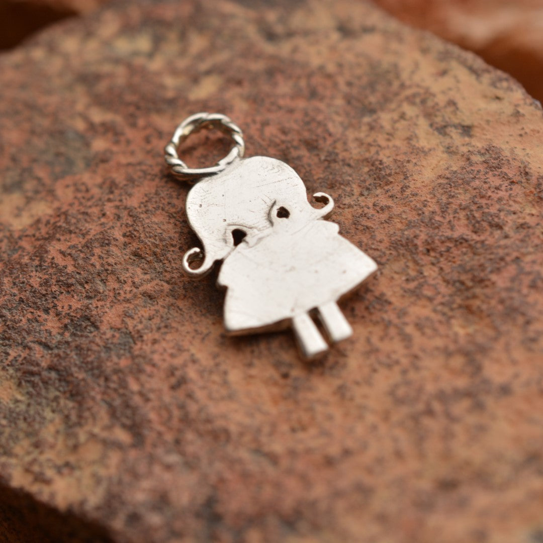 Усмихнато момиченце – сребърен медальон 925 със златни акценти | Талисман на чистата обич и спомените от детството | Амулет на радостта и връзката между майка и дъщеря | Бохо – Рустик – Скулптурни бижута | Арт Дива