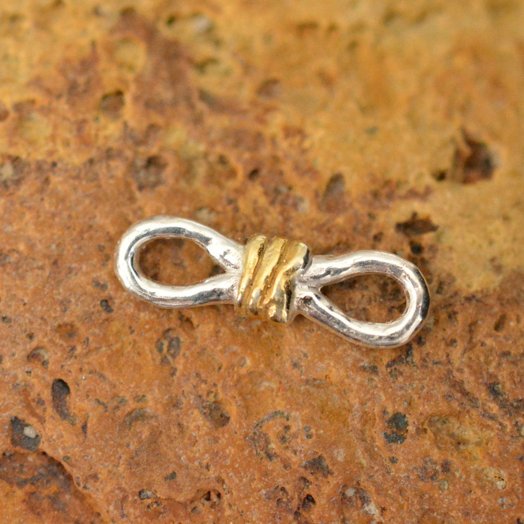 Сребърно Бижу 925 – Възел за Безкрайна Любов, Ръчна Висулка със Символ на Веченността, Подходяща за Гривна или Колие | ArtDiva Рустик Скулптурни Бижута | Колекция „Блясък“ е със Златни Акценти