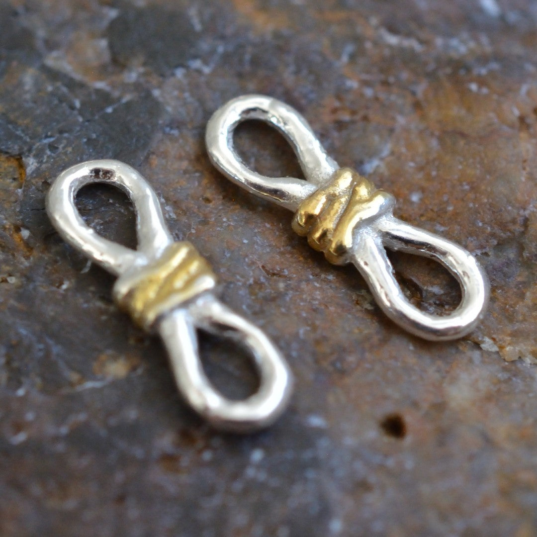 Сребърно Бижу 925 – Възел за Безкрайна Любов, Ръчна Висулка със Символ на Веченността, Подходяща за Гривна или Колие | ArtDiva Рустик Скулптурни Бижута | Колекция „Блясък“ е със Златни Акценти