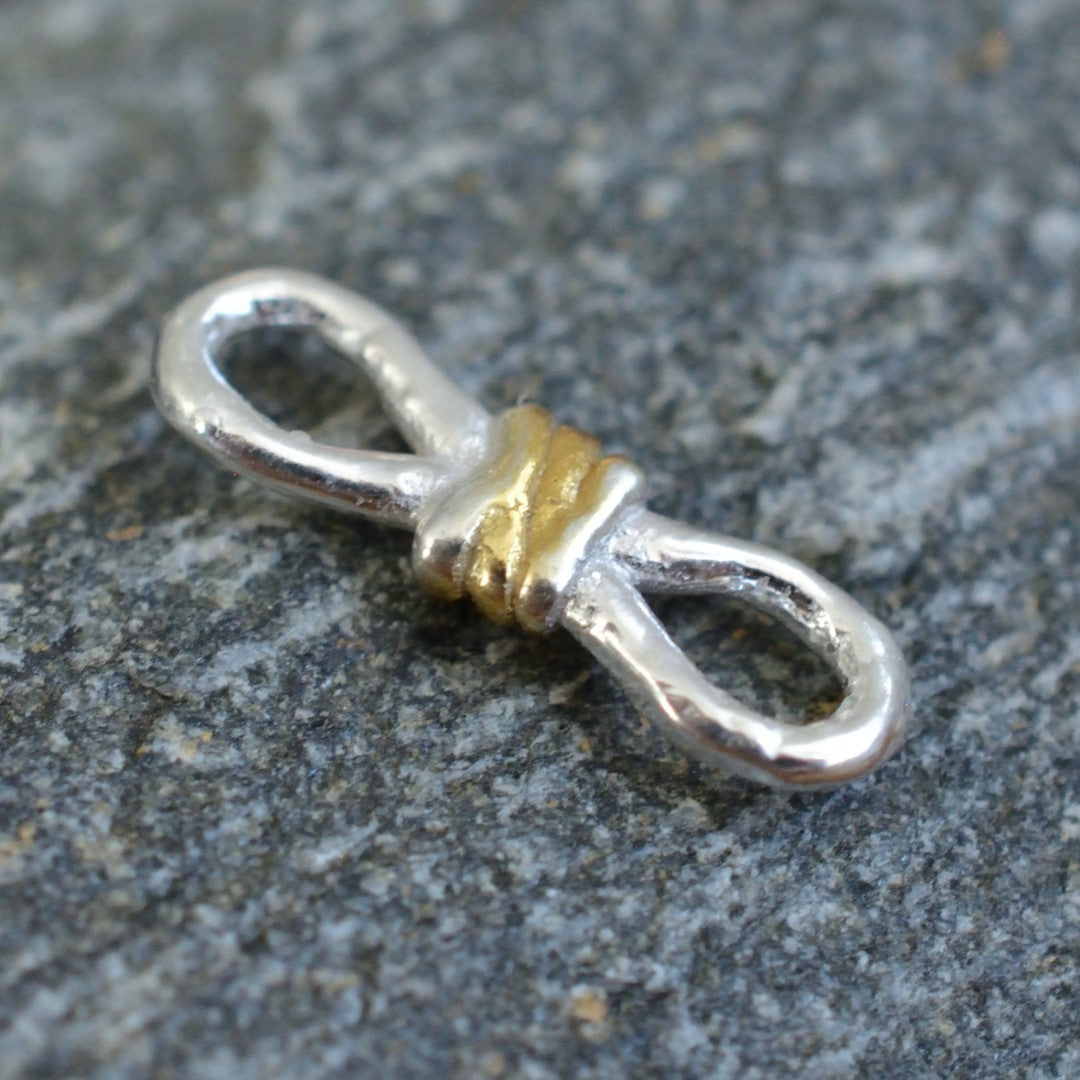 Сребърно Бижу 925 – Възел за Безкрайна Любов, Ръчна Висулка със Символ на Веченността, Подходяща за Гривна или Колие | ArtDiva Рустик Скулптурни Бижута | Колекция „Блясък“ е със Златни Акценти