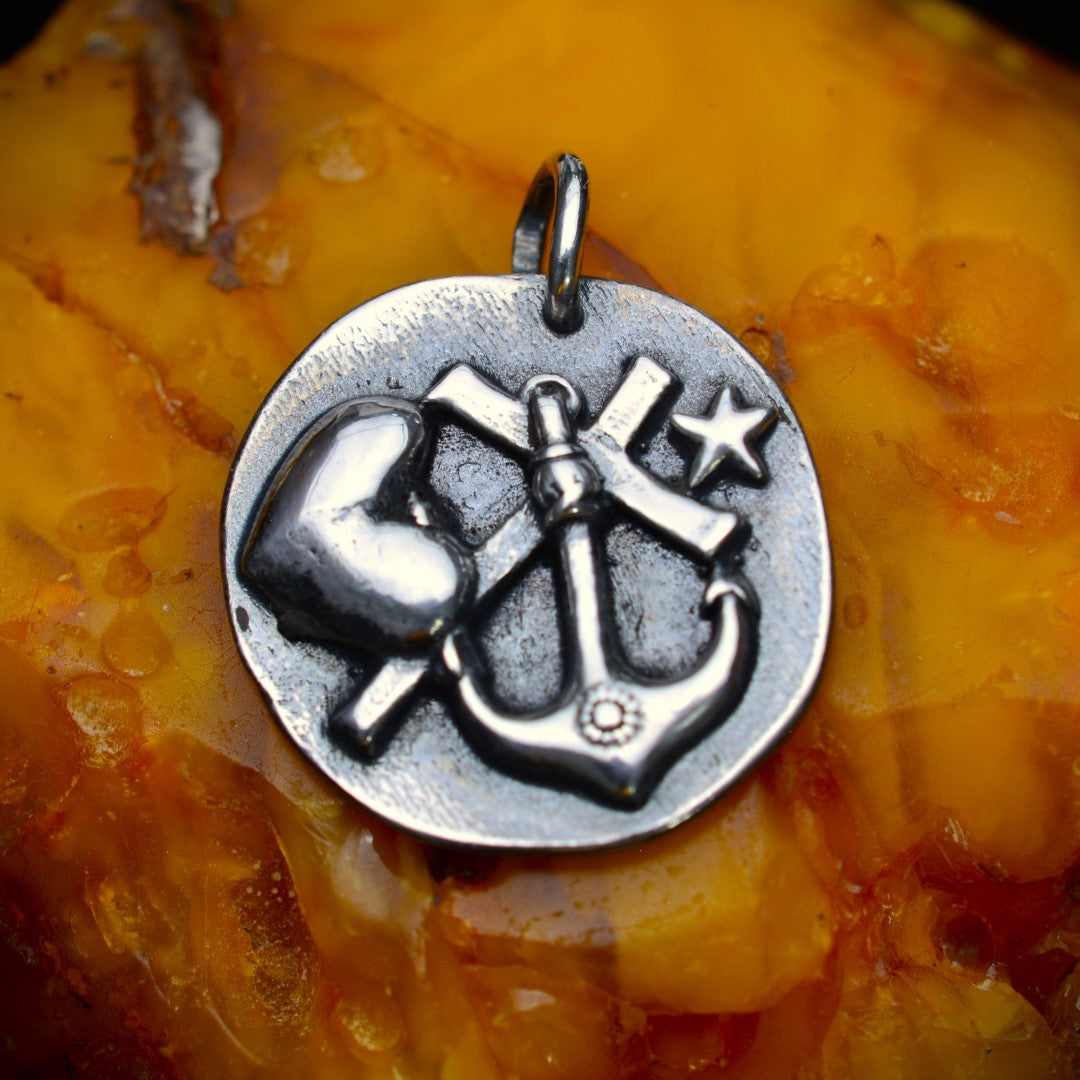 Сребърен медальон 925 „Вяра • Любов • Надежда“ – талисман за сила и вътрешен мир | Бохо – рустик – скулптурно бижу | Арт Дива