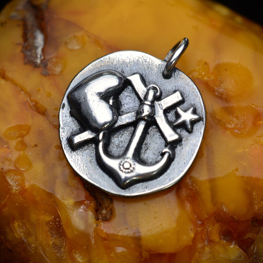 Сребърен медальон 925 „Вяра • Любов • Надежда“ – талисман за сила и вътрешен мир | Бохо – рустик – скулптурно бижу | Арт Дива