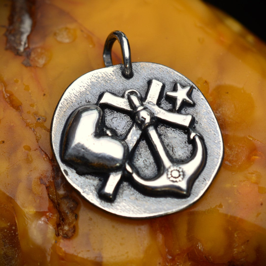 Сребърен медальон 925 „Вяра • Любов • Надежда“ – талисман за сила и вътрешен мир | Бохо – рустик – скулптурно бижу | Арт Дива