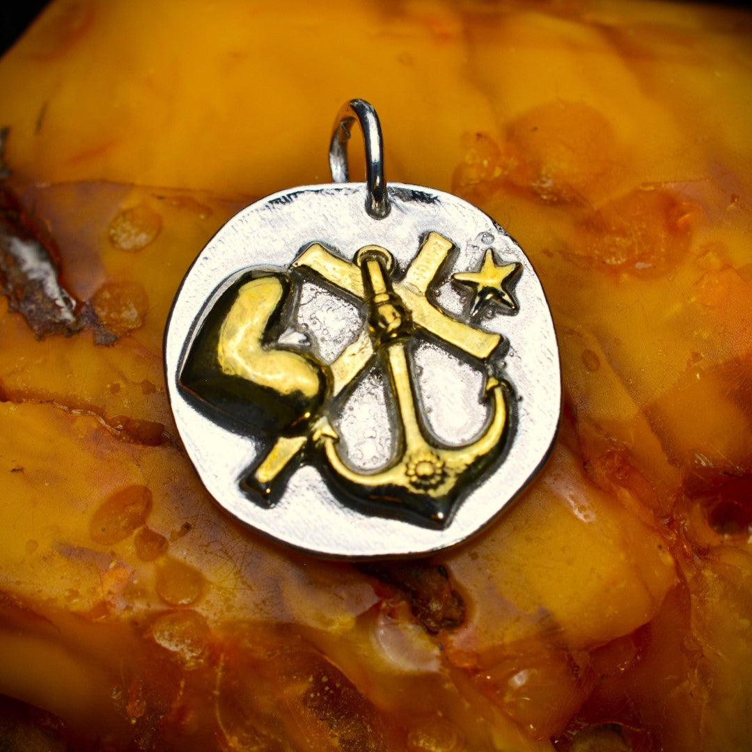 Сребърен медальон 925 „Вяра, Любов и Надежда“ – морски талисман със златни акценти | Бохо – рустик – скулптурно бижу | Арт Дива