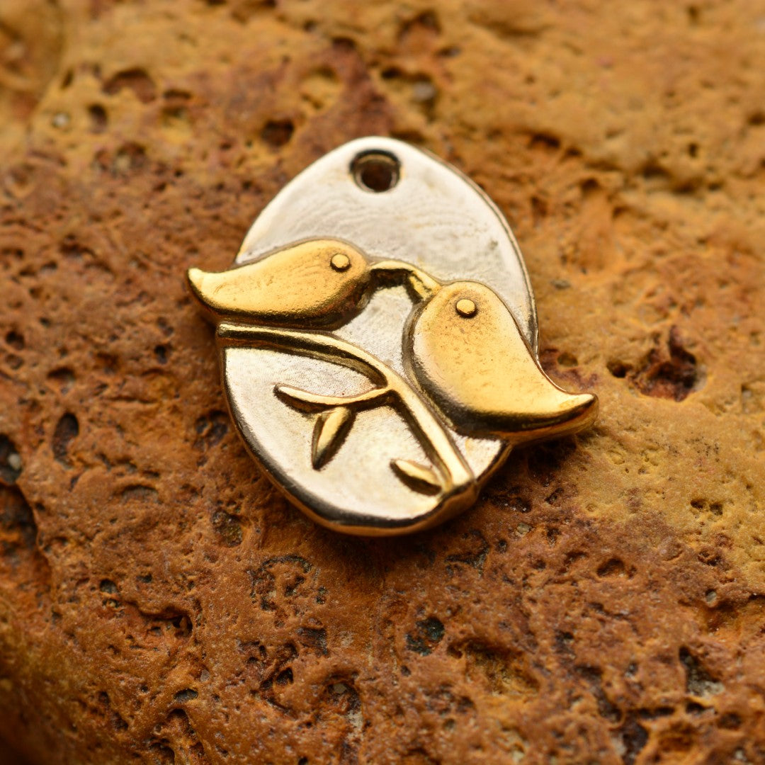 Ръчно изработен сребърен медальон 925 „Влюбени пиленца“ със златни акценти | Талисман на любовта и хармонията | Амулет на връзката и споделеното щастие | Бохо – Рустик – Скулптурни бижута | Арт Дива