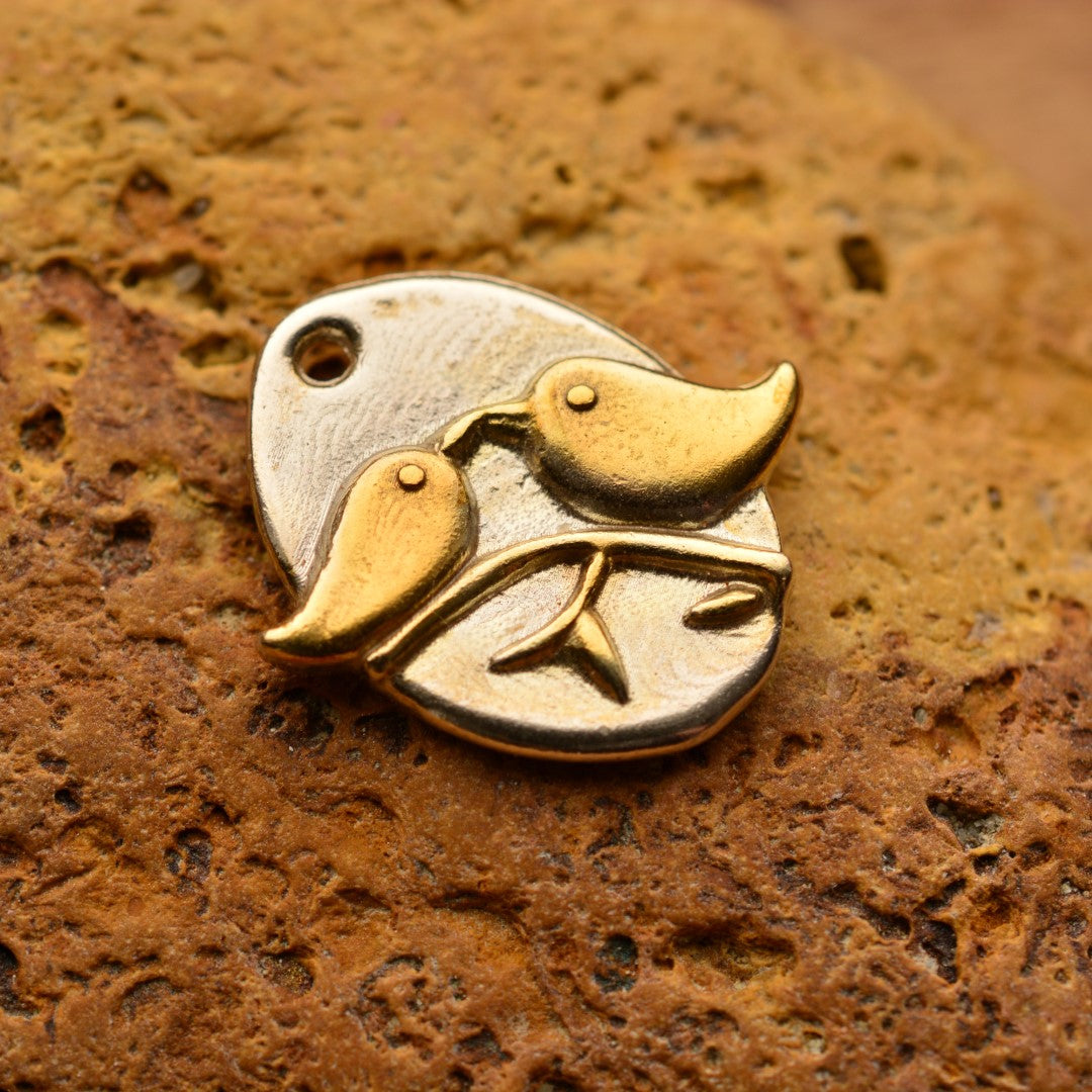 Ръчно изработен сребърен медальон 925 „Влюбени пиленца“ със златни акценти | Талисман на любовта и хармонията | Амулет на връзката и споделеното щастие | Бохо – Рустик – Скулптурни бижута | Арт Дива