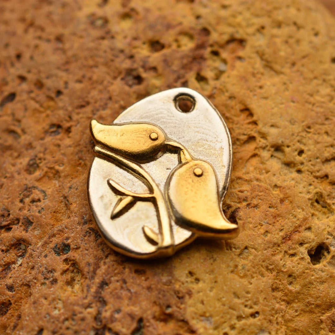 Ръчно изработен сребърен медальон 925 „Влюбени пиленца“ със златни акценти | Талисман на любовта и хармонията | Амулет на връзката и споделеното щастие | Бохо – Рустик – Скулптурни бижута | Арт Дива
