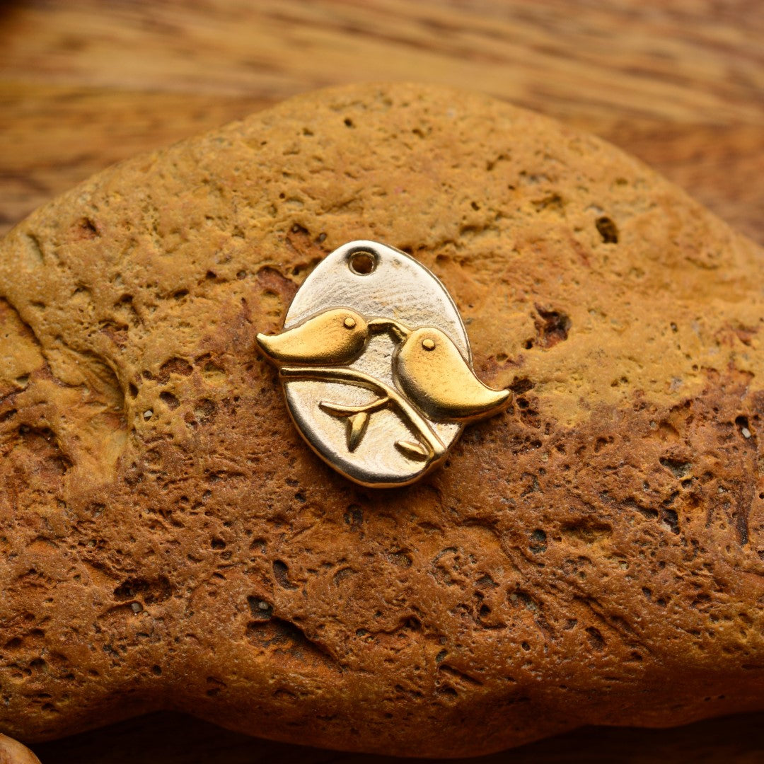 Ръчно изработен сребърен медальон 925 „Влюбени пиленца“ със златни акценти | Талисман на любовта и хармонията | Амулет на връзката и споделеното щастие | Бохо – Рустик – Скулптурни бижута | Арт Дива