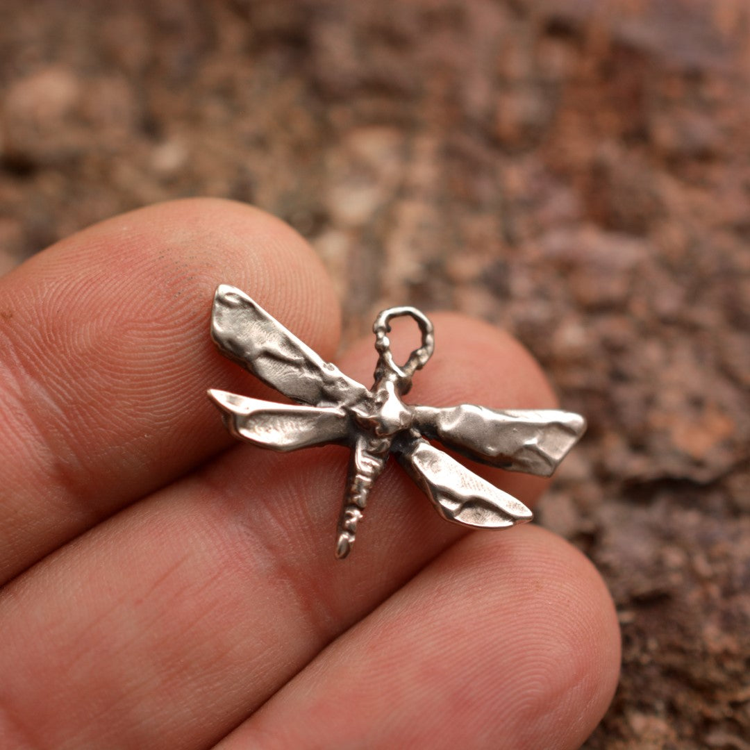 Сребърен медальон 925 водно конче – талисман за промяна и духовно израстване, скулптурни бижута, бохо стил, ръчна изработка, подходящ подарък за майка, дъщеря или приятелка | Арт Дива