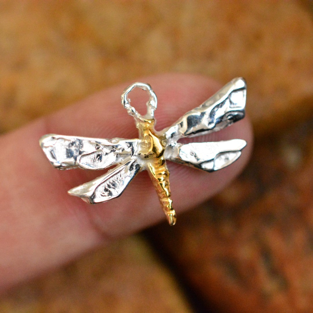 Сребърен медальон 925 водно конче със златни акценти – талисман за промяна и духовно израстване, скулптурни бижута, бохо стил, ръчна изработка, подходящ подарък за майка, дъщеря или приятелка | Арт Дива